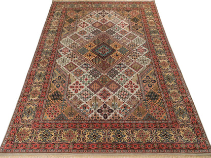 Sehr feiner, handgeknüpfter, indischer Khademi Orientteppich mit Keshan Design aus Wolle, beige. 245x172 cm. Vertrieb durch Jupiter Intl.