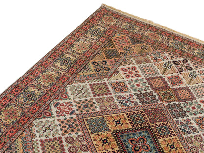 Sehr feiner, handgeknüpfter, indischer Khademi Orientteppich mit Keshan Design aus Wolle, beige. 245x172 cm. Vertrieb durch Jupiter Intl.