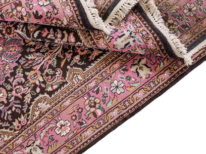 Feiner, handgeknüpfter Indo Keshan Orientteppich aus Wolle von Khademi. Größe 269 x 170 cm. Farbe: Braun,, rosa. Verkauf durch JUPITER Intl.