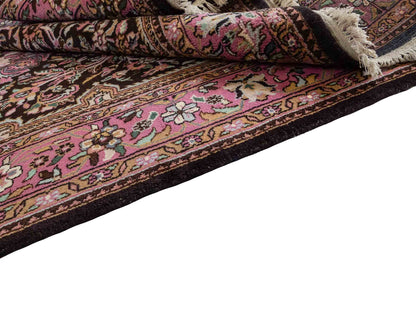 Feiner, handgeknüpfter Indo Keshan Orientteppich aus Wolle von Khademi. Größe 269 x 170 cm. Farbe: Braun,, rosa. Verkauf durch JUPITER Intl.