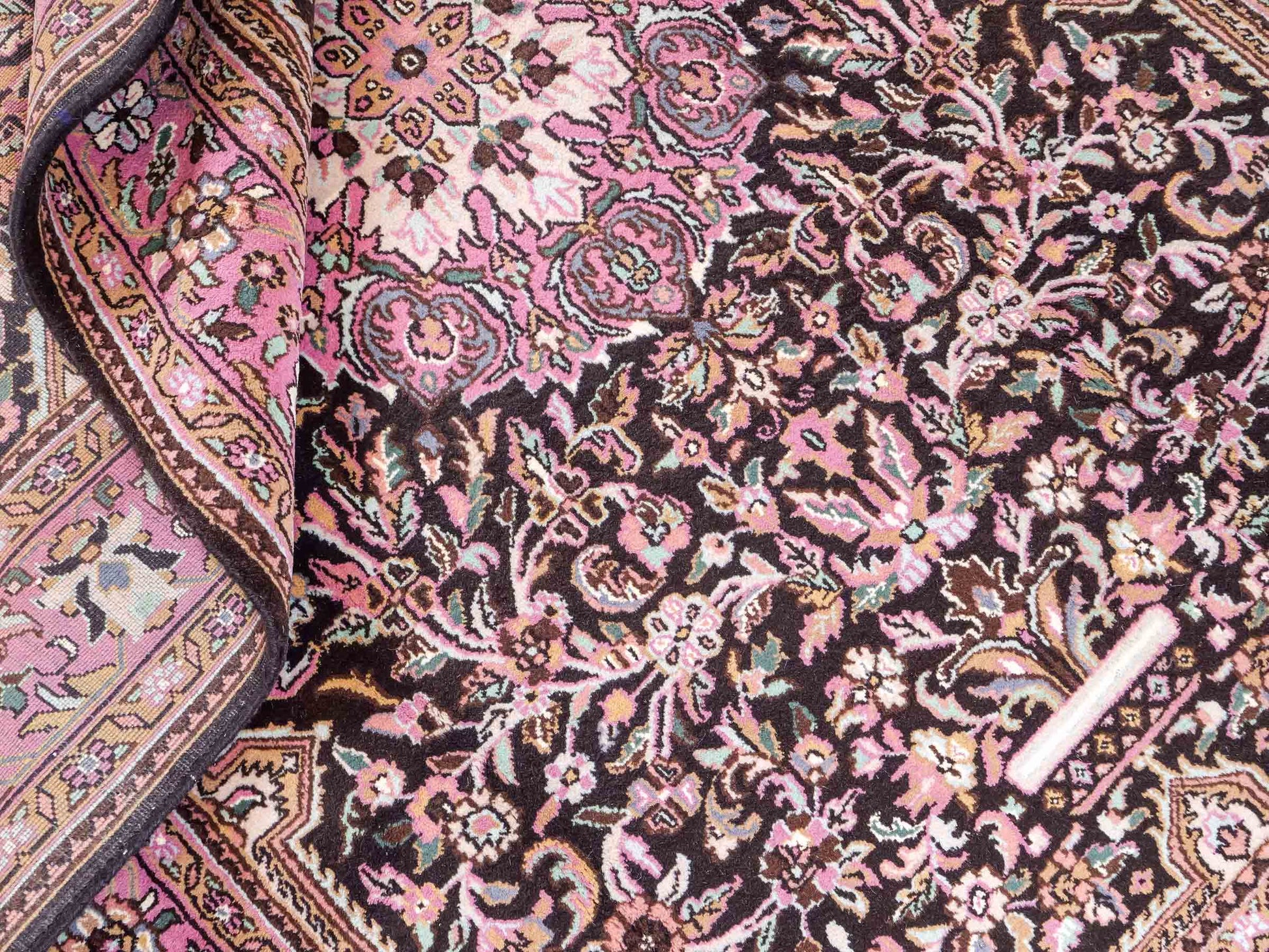 Feiner, handgeknüpfter Indo Keshan Orientteppich aus Wolle von Khademi. Größe 269 x 170 cm. Farbe: Braun,, rosa. Verkauf durch JUPITER Intl.