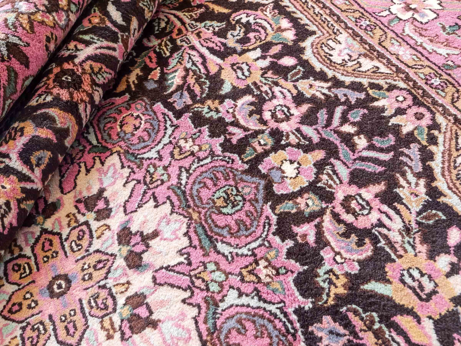 Feiner, handgeknüpfter Indo Keshan Orientteppich aus Wolle von Khademi. Größe 269 x 170 cm. Farbe: Braun,, rosa. Verkauf durch JUPITER Intl.