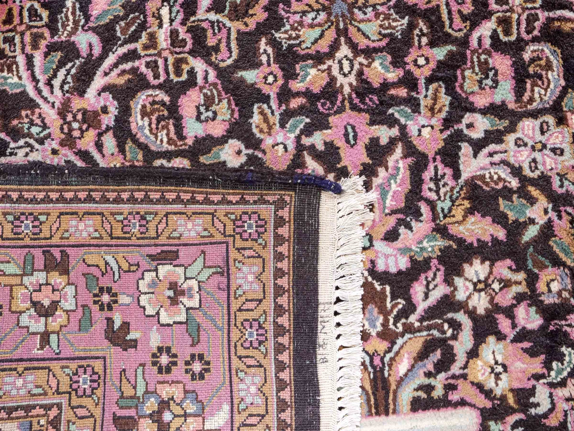 Feiner, handgeknüpfter Indo Keshan Orientteppich aus Wolle von Khademi. Größe 269 x 170 cm. Farbe: Braun,, rosa. Verkauf durch JUPITER Intl.