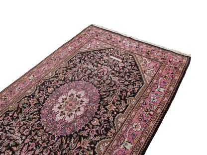 Feiner, handgeknüpfter Indo Keshan Orientteppich aus Wolle von Khademi. Größe 269 x 170 cm. Farbe: Braun,, rosa. Verkauf durch JUPITER Intl.