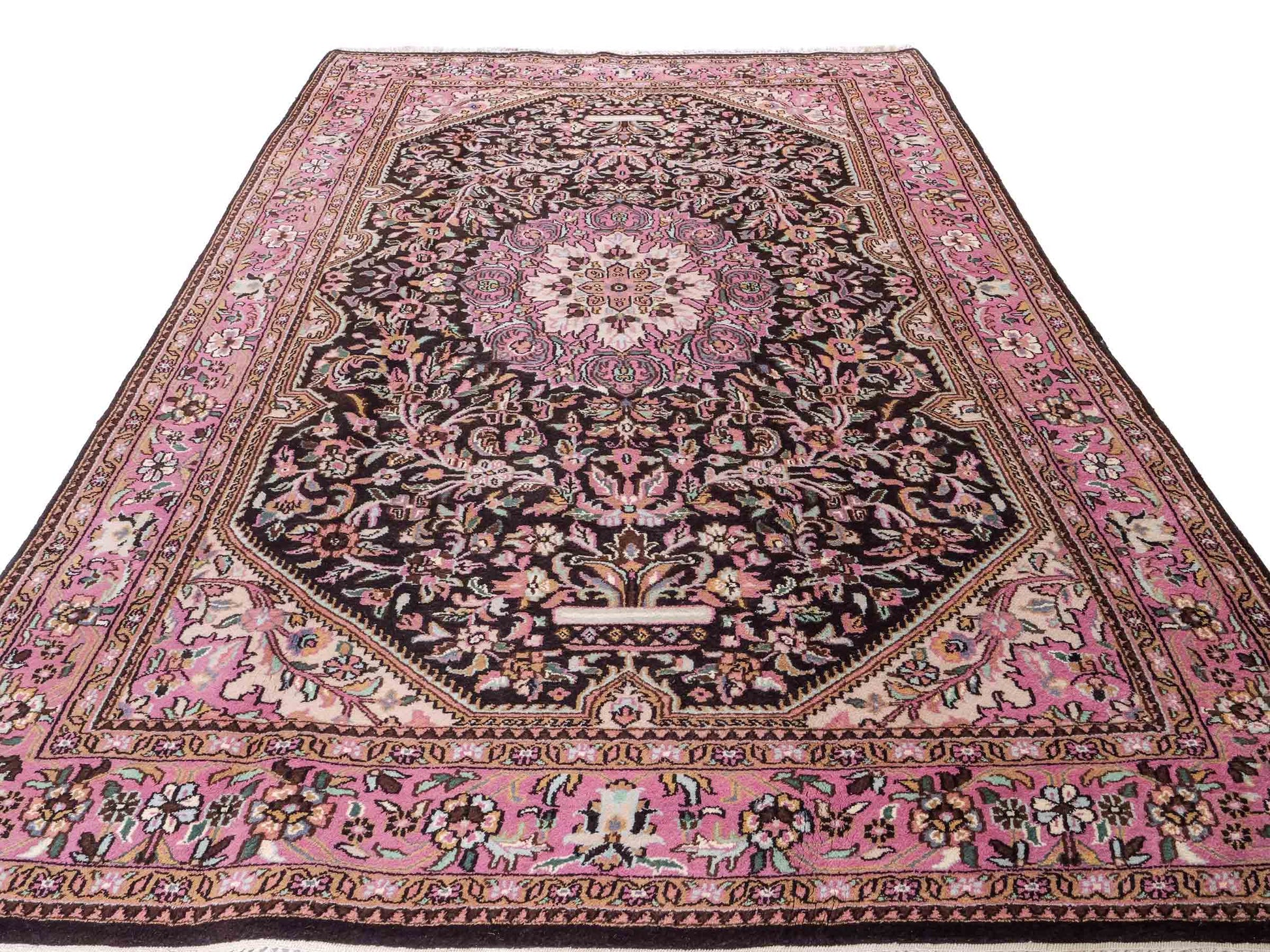 Feiner, handgeknüpfter Indo Keshan Orientteppich aus Wolle von Khademi. Größe 269 x 170 cm. Farbe: Braun,, rosa. Verkauf durch JUPITER Intl.