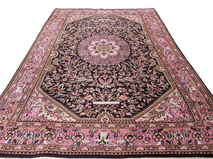Feiner, handgeknüpfter Indo Keshan Orientteppich aus Wolle von Khademi. Größe 269 x 170 cm. Farbe: Braun,, rosa. Verkauf durch JUPITER Intl.