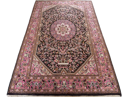 Feiner, handgeknüpfter Indo Keshan Orientteppich aus Wolle von Khademi. Größe 269 x 170 cm. Farbe: Braun,, rosa. Verkauf durch JUPITER Intl.