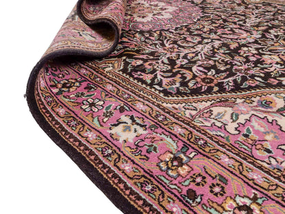 Feiner, handgeknüpfter Indo Keshan Orientteppich aus Wolle von Khademi. Größe 269 x 170 cm. Farbe: Braun,, rosa. Verkauf durch JUPITER Intl.