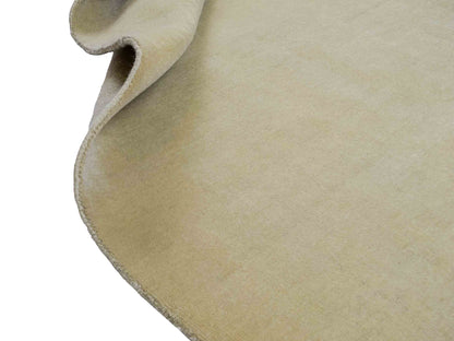 Feiner, handgeknüpfter Indo Lori Wollteppich aus Indien von Khademi. Größe: 260 x 190 cm. Farbe: Cremeweiß. Verkauf durch JUPITER Intl.