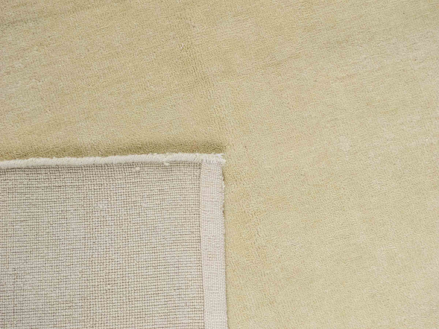 Feiner, handgeknüpfter Indo Lori Wollteppich aus Indien von Khademi. Größe: 260 x 190 cm. Farbe: Cremeweiß. Verkauf durch JUPITER Intl.