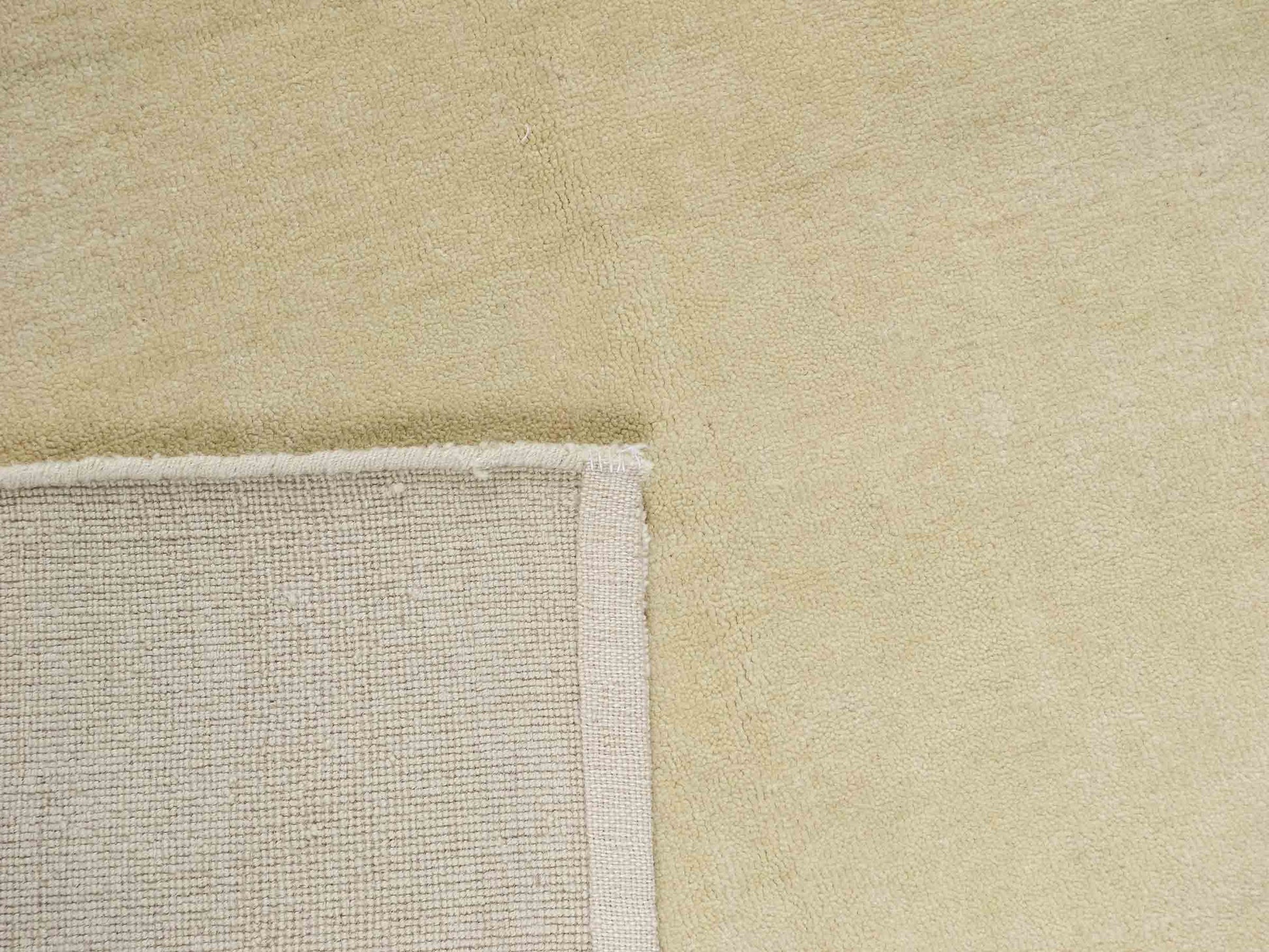 Feiner, handgeknüpfter Indo Lori Wollteppich aus Indien von Khademi. Größe: 260 x 190 cm. Farbe: Cremeweiß. Verkauf durch JUPITER Intl.