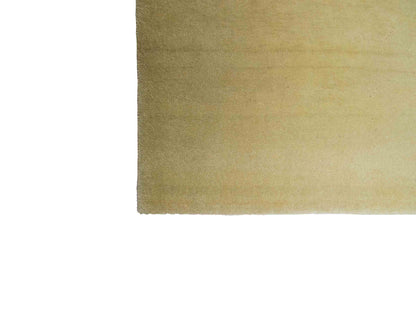 Feiner, handgeknüpfter Indo Lori Wollteppich aus Indien von Khademi. Größe: 260 x 190 cm. Farbe: Cremeweiß. Verkauf durch JUPITER Intl.
