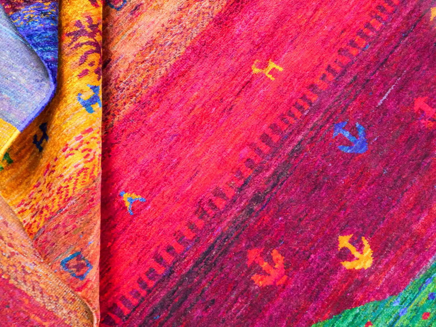 Moderner, handgeknüpfter Indo Loribaft Orientteppich von Khademi aus Sari Seide, rot, mehrfarbig. Abstraktes Nomaden-Design. Von Hand geknüpft in Indien. Größe: 232x163cm. Teppichnummer: KB4-1504. Verkauf durch Jupiter Intl.