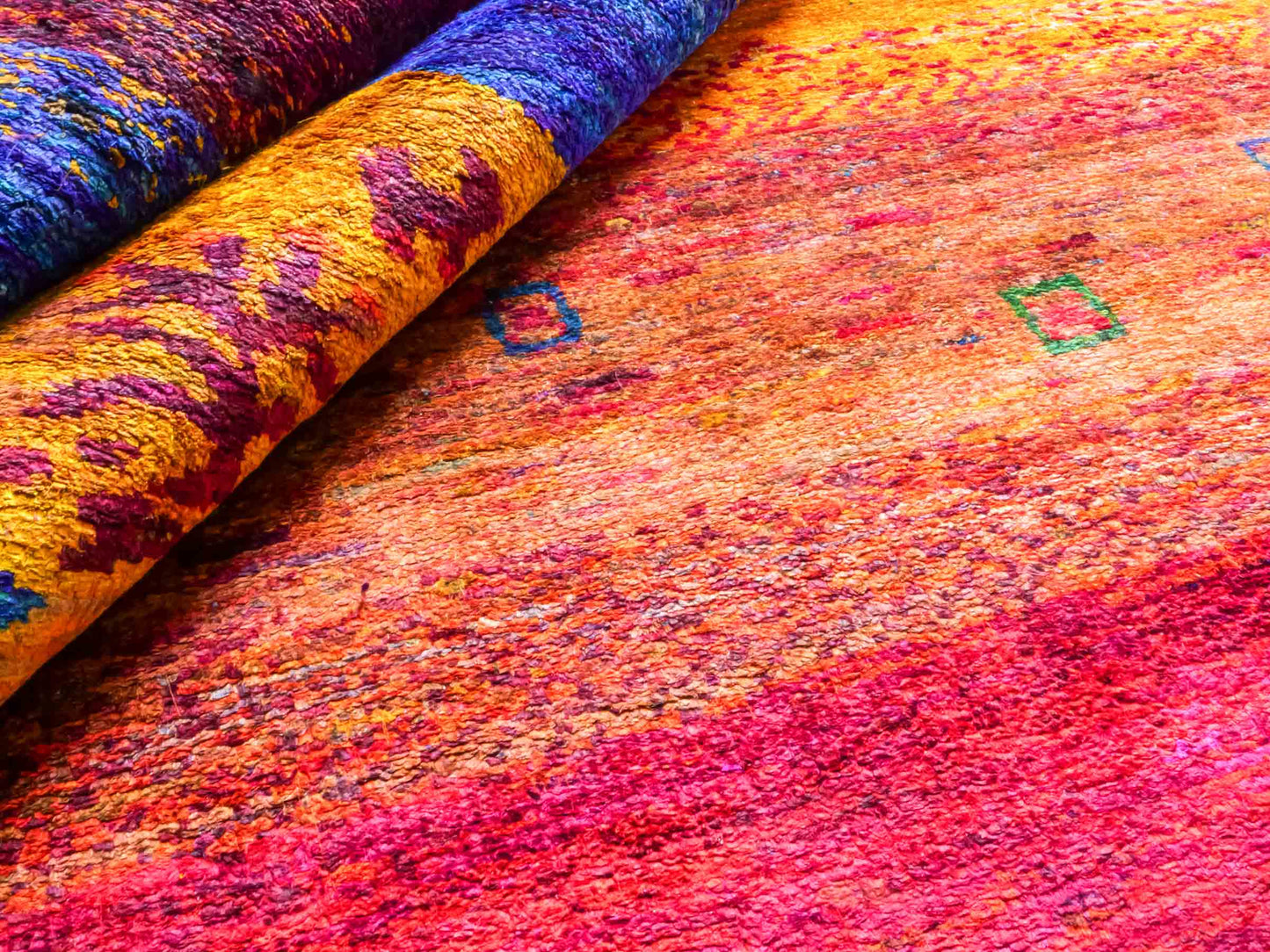 Moderner, handgeknüpfter Indo Loribaft Orientteppich von Khademi aus Sari Seide, rot, mehrfarbig. Abstraktes Nomaden-Design. Von Hand geknüpft in Indien. Größe: 232x163cm. Teppichnummer: KB4-1504. Verkauf durch Jupiter Intl.