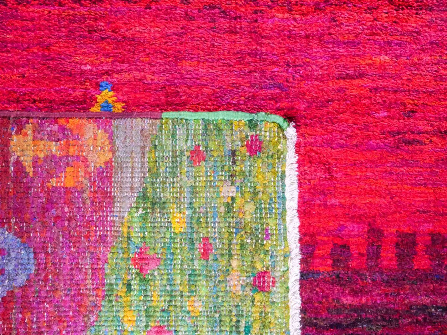 Moderner, handgeknüpfter Indo Loribaft Orientteppich von Khademi aus Sari Seide, rot, mehrfarbig. Abstraktes Nomaden-Design. Von Hand geknüpft in Indien. Größe: 232x163cm. Teppichnummer: KB4-1504. Verkauf durch Jupiter Intl.