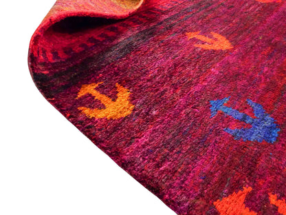 Moderner, handgeknüpfter Indo Loribaft Orientteppich von Khademi aus Sari Seide, rot, mehrfarbig. Abstraktes Nomaden-Design. Von Hand geknüpft in Indien. Größe: 232x163cm. Teppichnummer: KB4-1504. Verkauf durch Jupiter Intl.