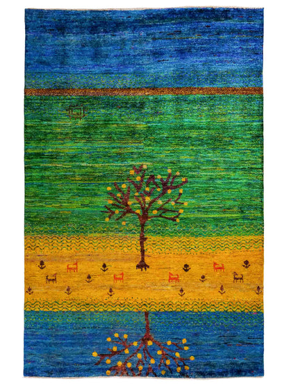 Moderner, handgeknüpfter Indo Loribaft Orientteppich von Khademi aus Sari Seide, blau, grün, gelb. Nomadisches Lebensbaum-Design. Von Hand geknüpft in Indien. Größe: 235x164cm. Teppichnummer: KB4-1505. Verkauf durch Jupiter Intl.