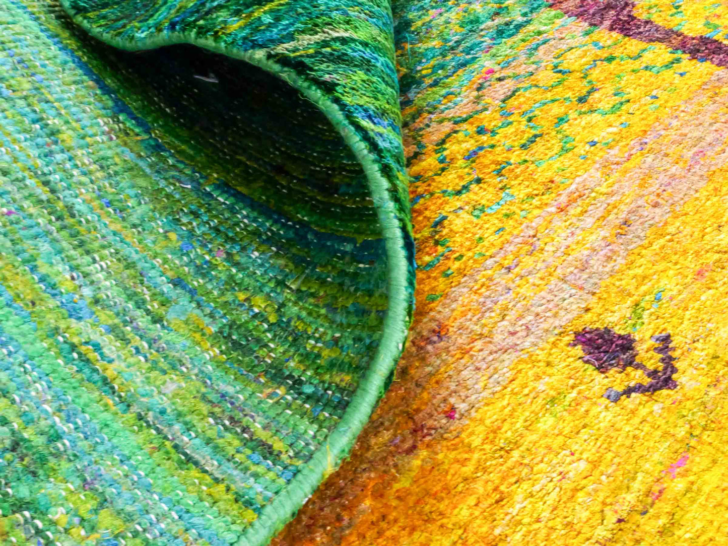 Moderner, handgeknüpfter Indo Loribaft Orientteppich von Khademi aus Sari Seide, blau, grün, gelb. Nomadisches Lebensbaum-Design. Von Hand geknüpft in Indien. Größe: 235x164cm. Teppichnummer: KB4-1505. Verkauf durch Jupiter Intl.