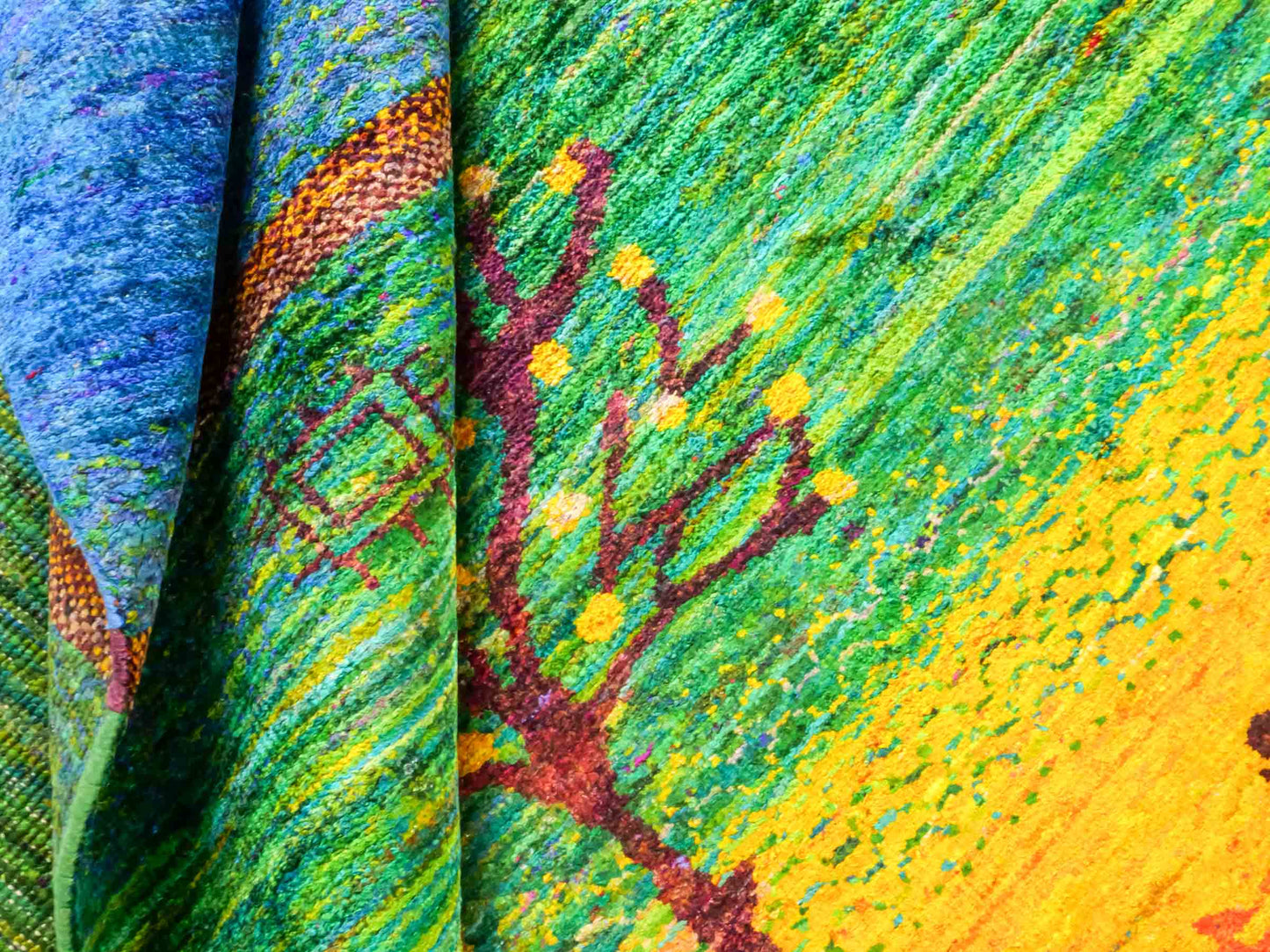 Moderner, handgeknüpfter Indo Loribaft Orientteppich von Khademi aus Sari Seide, blau, grün, gelb. Nomadisches Lebensbaum-Design. Von Hand geknüpft in Indien. Größe: 235x164cm. Teppichnummer: KB4-1505. Verkauf durch Jupiter Intl.