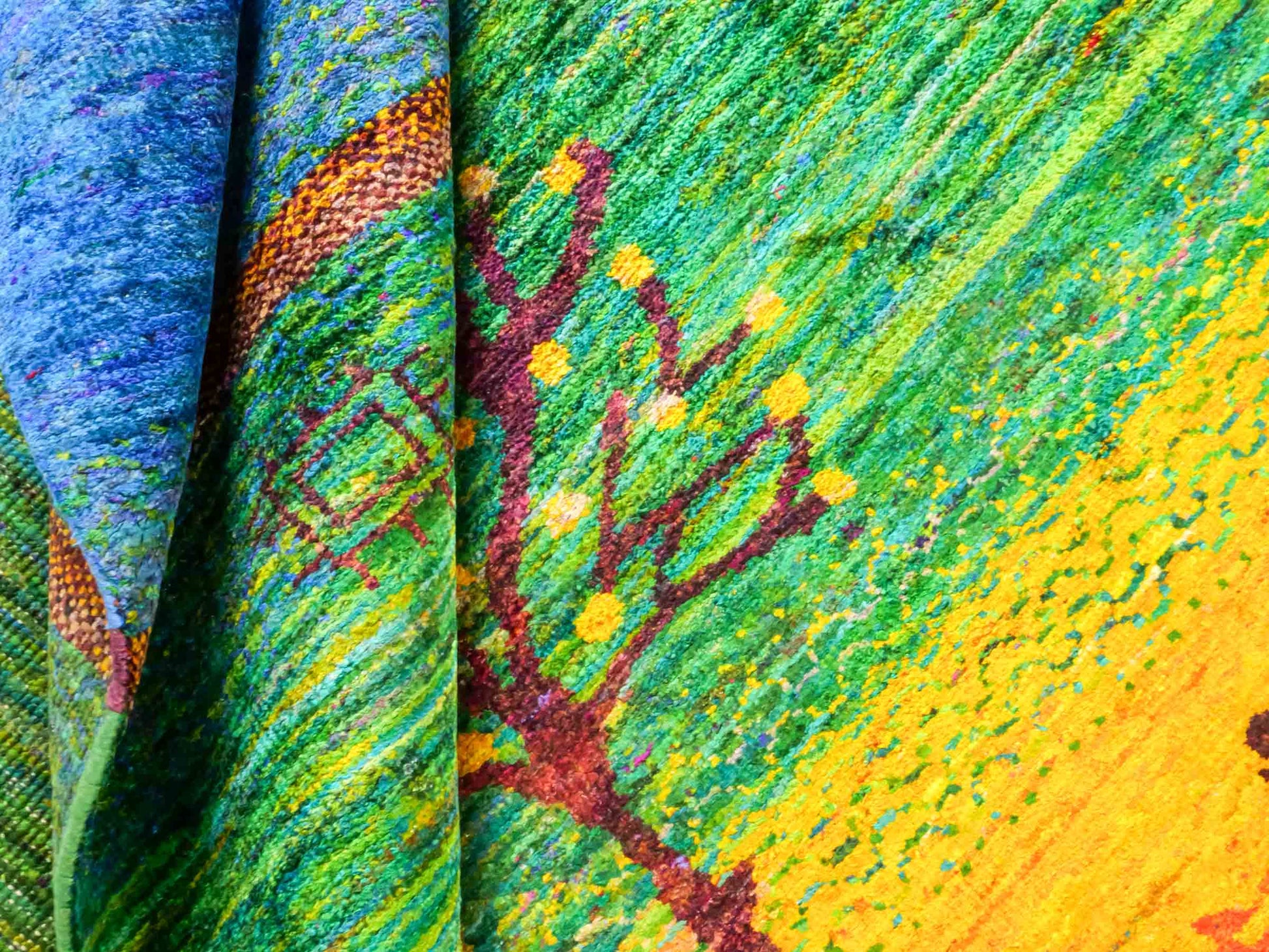 Moderner, handgeknüpfter Indo Loribaft Orientteppich von Khademi aus Sari Seide, blau, grün, gelb. Nomadisches Lebensbaum-Design. Von Hand geknüpft in Indien. Größe: 235x164cm. Teppichnummer: KB4-1505. Verkauf durch Jupiter Intl.