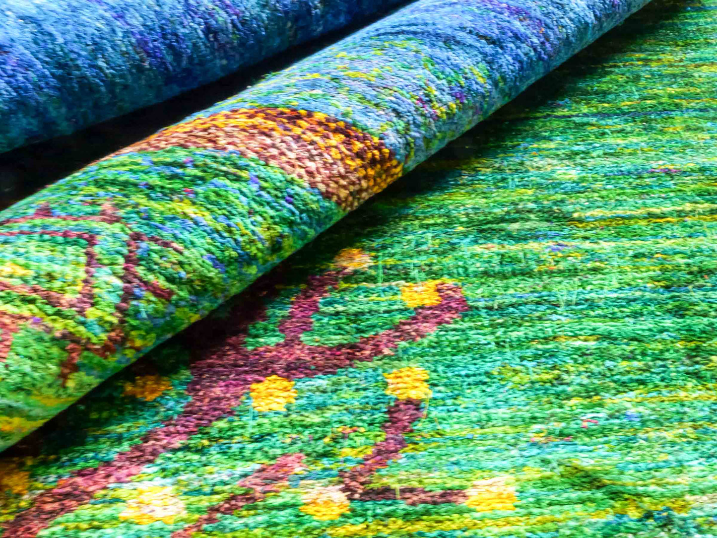 Moderner, handgeknüpfter Indo Loribaft Orientteppich von Khademi aus Sari Seide, blau, grün, gelb. Nomadisches Lebensbaum-Design. Von Hand geknüpft in Indien. Größe: 235x164cm. Teppichnummer: KB4-1505. Verkauf durch Jupiter Intl.