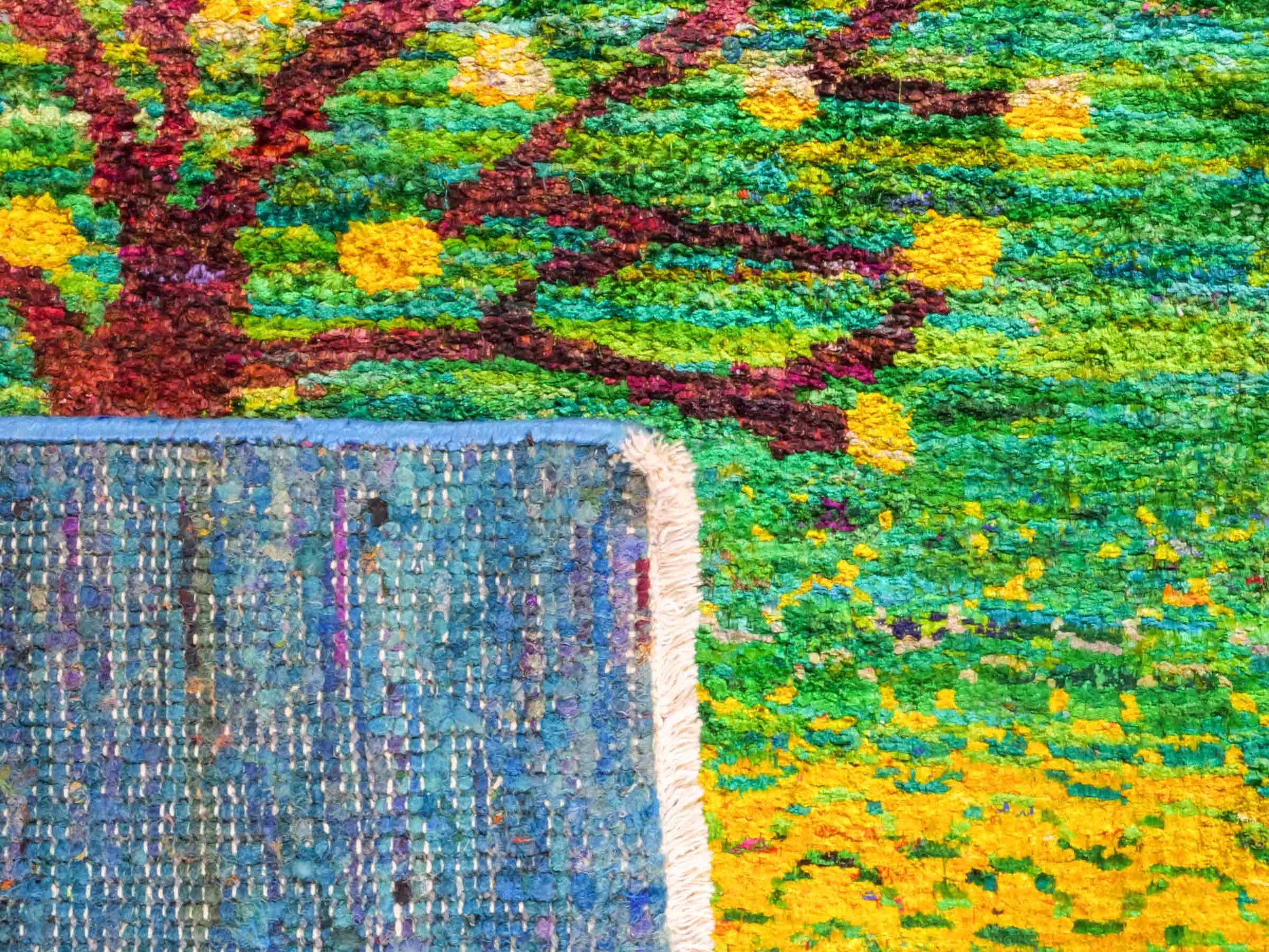 Moderner, handgeknüpfter Indo Loribaft Orientteppich von Khademi aus Sari Seide, blau, grün, gelb. Nomadisches Lebensbaum-Design. Von Hand geknüpft in Indien. Größe: 235x164cm. Teppichnummer: KB4-1505. Verkauf durch Jupiter Intl.