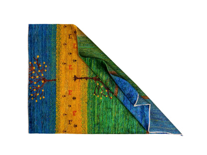 Moderner, handgeknüpfter Indo Loribaft Orientteppich von Khademi aus Sari Seide, blau, grün, gelb. Nomadisches Lebensbaum-Design. Von Hand geknüpft in Indien. Größe: 235x164cm. Teppichnummer: KB4-1505. Verkauf durch Jupiter Intl.