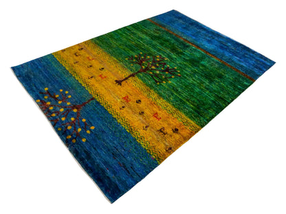 Moderner, handgeknüpfter Indo Loribaft Orientteppich von Khademi aus Sari Seide, blau, grün, gelb. Nomadisches Lebensbaum-Design. Von Hand geknüpft in Indien. Größe: 235x164cm. Teppichnummer: KB4-1505. Verkauf durch Jupiter Intl.