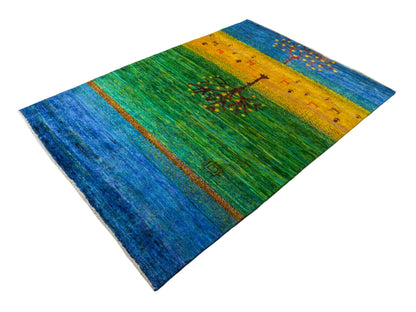 Moderner, handgeknüpfter Indo Loribaft Orientteppich von Khademi aus Sari Seide, blau, grün, gelb. Nomadisches Lebensbaum-Design. Von Hand geknüpft in Indien. Größe: 235x164cm. Teppichnummer: KB4-1505. Verkauf durch Jupiter Intl.