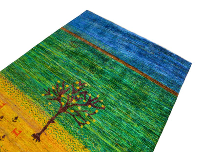 Moderner, handgeknüpfter Indo Loribaft Orientteppich von Khademi aus Sari Seide, blau, grün, gelb. Nomadisches Lebensbaum-Design. Von Hand geknüpft in Indien. Größe: 235x164cm. Teppichnummer: KB4-1505. Verkauf durch Jupiter Intl.