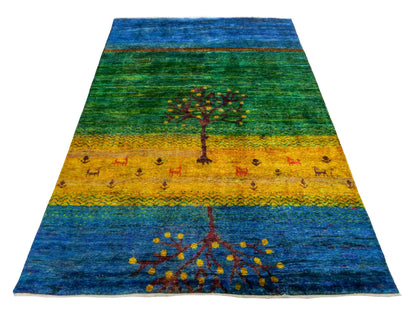 Moderner, handgeknüpfter Indo Loribaft Orientteppich von Khademi aus Sari Seide, blau, grün, gelb. Nomadisches Lebensbaum-Design. Von Hand geknüpft in Indien. Größe: 235x164cm. Teppichnummer: KB4-1505. Verkauf durch Jupiter Intl.