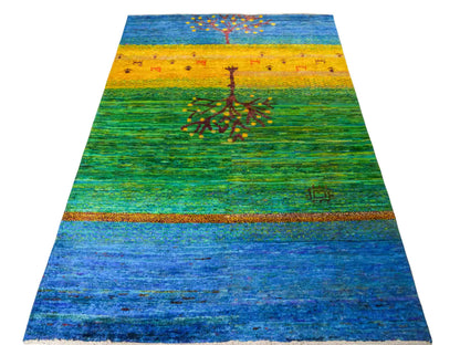 Moderner, handgeknüpfter Indo Loribaft Orientteppich von Khademi aus Sari Seide, blau, grün, gelb. Nomadisches Lebensbaum-Design. Von Hand geknüpft in Indien. Größe: 235x164cm. Teppichnummer: KB4-1505. Verkauf durch Jupiter Intl.