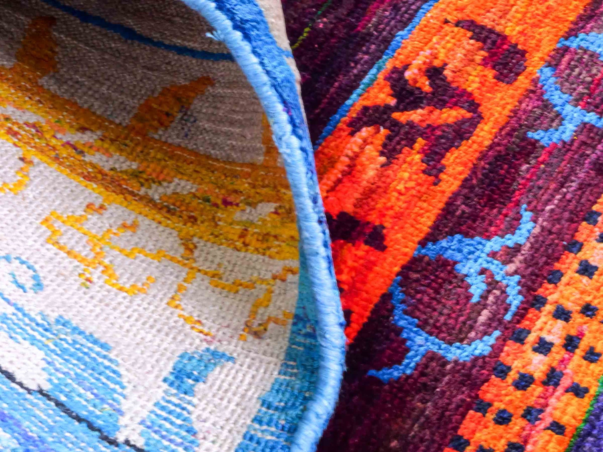 Moderner, handgeknüpfter Indo Loribaft Orientteppich von Khademi aus Sari Seide, rot, mehrfarbig. Geometrisches Nomaden-Design mit Streifen. Von Hand geknüpft in Indien. Größe: 235x175cm. Teppichnummer: KB4-1501. Verkauf durch Jupiter Intl.