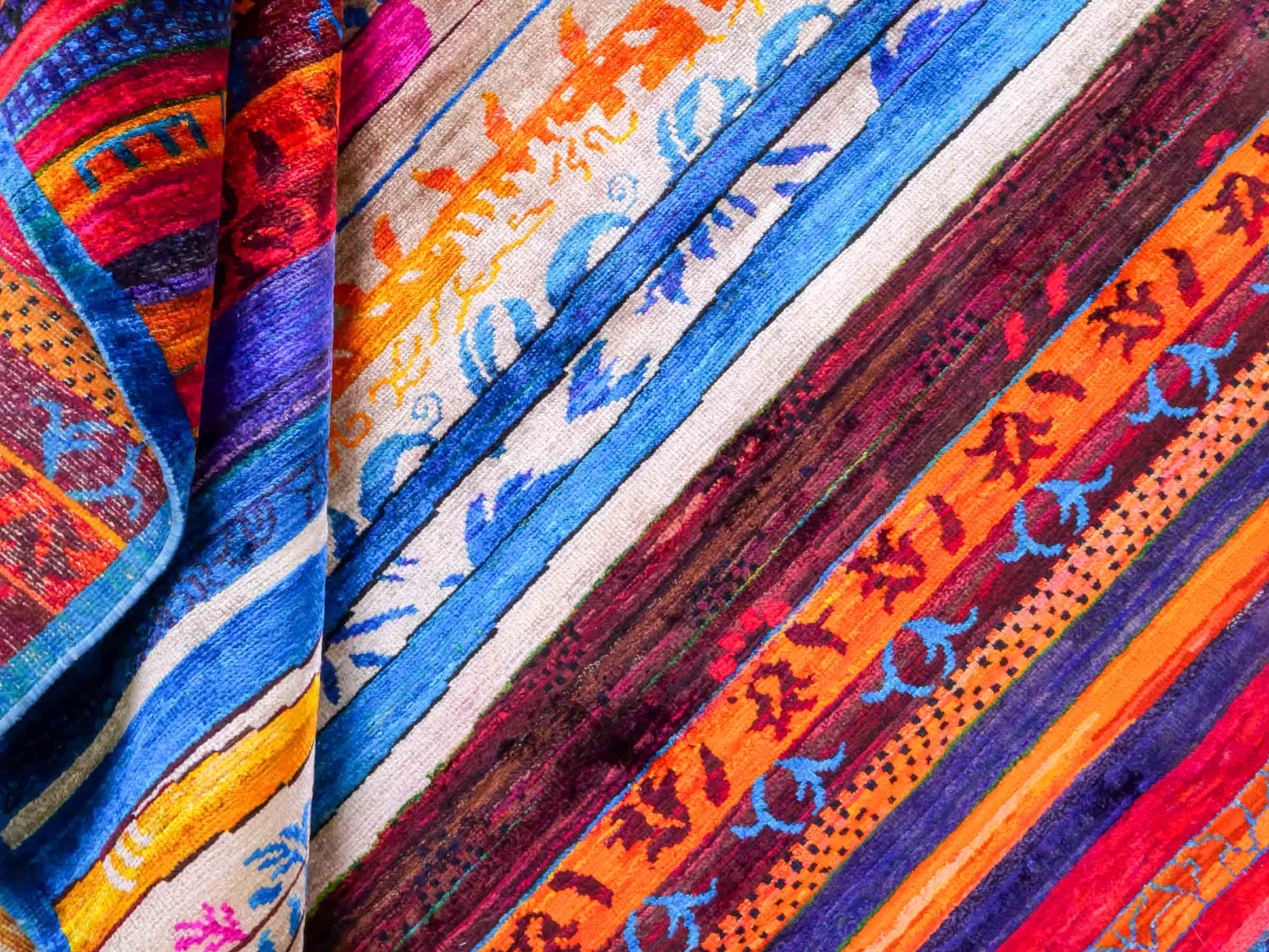 Moderner, handgeknüpfter Indo Loribaft Orientteppich von Khademi aus Sari Seide, rot, mehrfarbig. Geometrisches Nomaden-Design mit Streifen. Von Hand geknüpft in Indien. Größe: 235x175cm. Teppichnummer: KB4-1501. Verkauf durch Jupiter Intl.