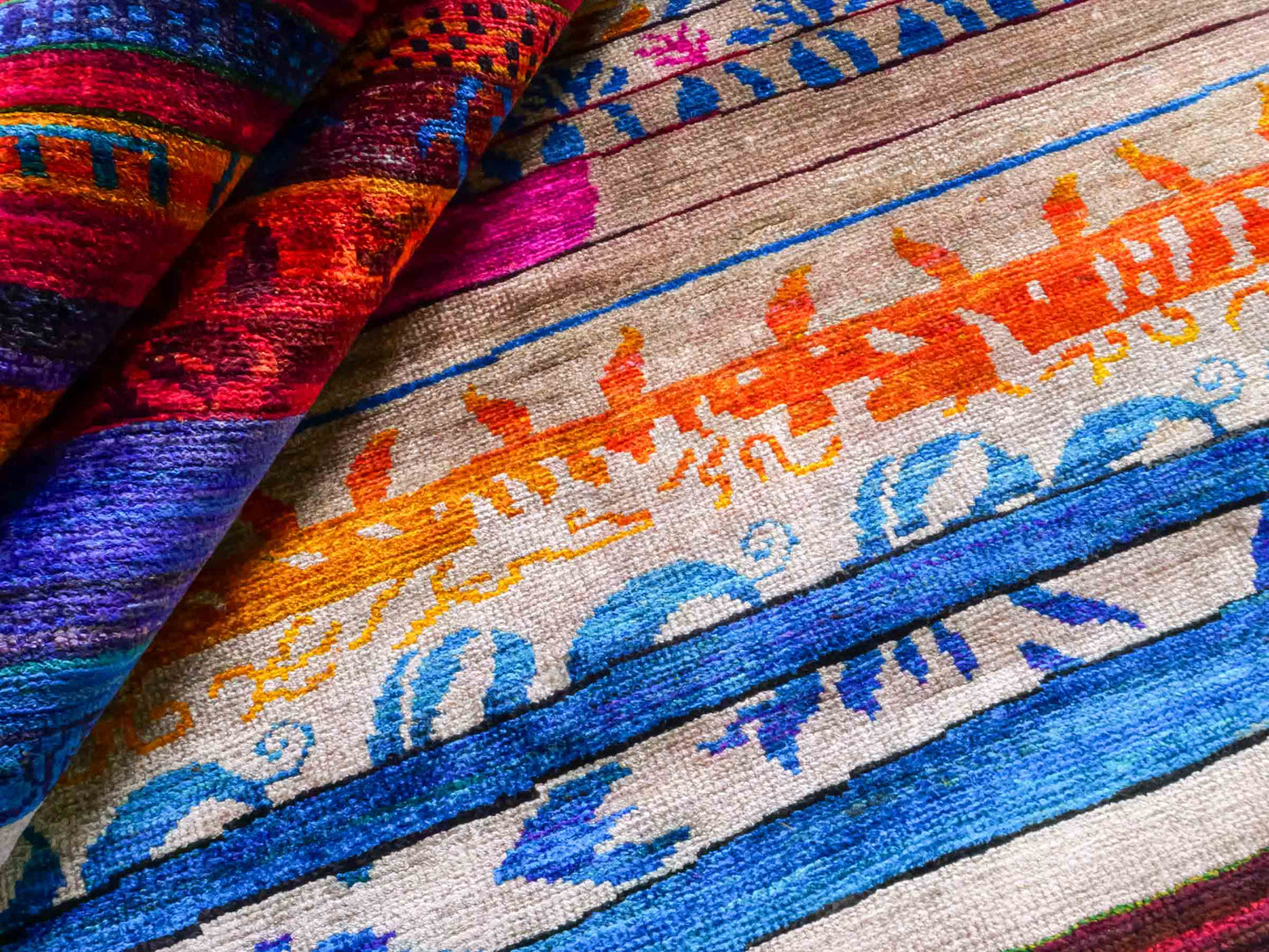 Moderner, handgeknüpfter Indo Loribaft Orientteppich von Khademi aus Sari Seide, rot, mehrfarbig. Geometrisches Nomaden-Design mit Streifen. Von Hand geknüpft in Indien. Größe: 235x175cm. Teppichnummer: KB4-1501. Verkauf durch Jupiter Intl.