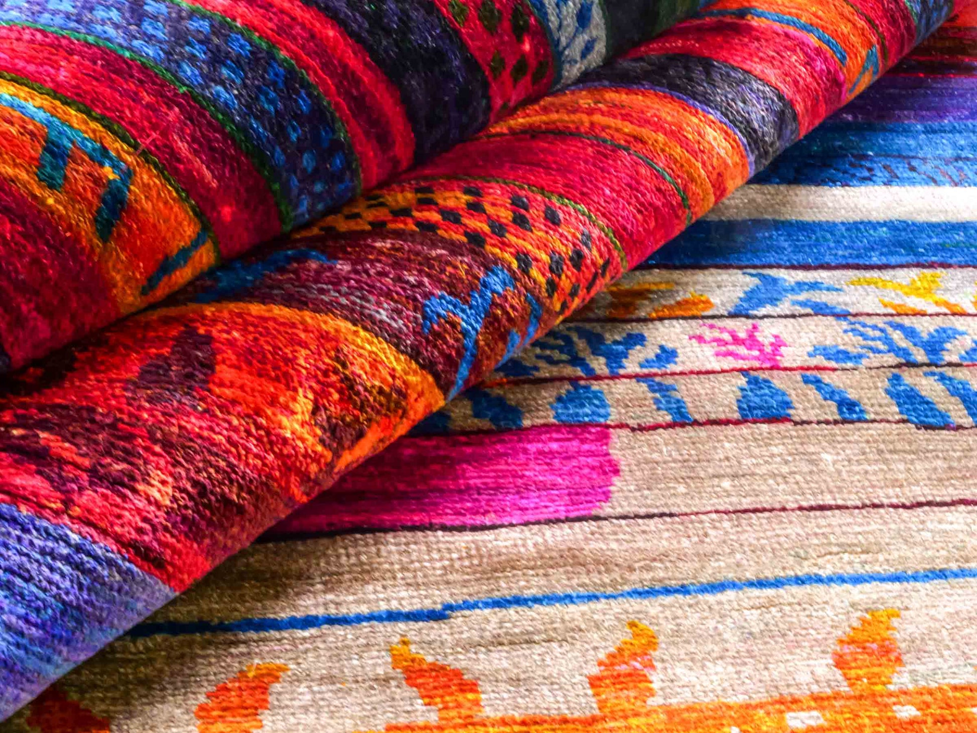 Moderner, handgeknüpfter Indo Loribaft Orientteppich von Khademi aus Sari Seide, rot, mehrfarbig. Geometrisches Nomaden-Design mit Streifen. Von Hand geknüpft in Indien. Größe: 235x175cm. Teppichnummer: KB4-1501. Verkauf durch Jupiter Intl.