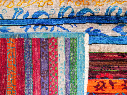 Moderner, handgeknüpfter Indo Loribaft Orientteppich von Khademi aus Sari Seide, rot, mehrfarbig. Geometrisches Nomaden-Design mit Streifen. Von Hand geknüpft in Indien. Größe: 235x175cm. Teppichnummer: KB4-1501. Verkauf durch Jupiter Intl.