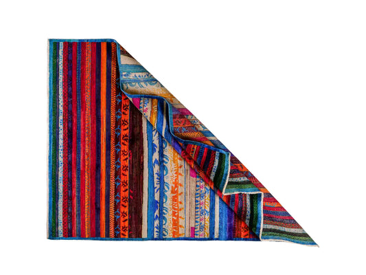 Moderner, handgeknüpfter Indo Loribaft Orientteppich von Khademi aus Sari Seide, rot, mehrfarbig. Geometrisches Nomaden-Design mit Streifen. Von Hand geknüpft in Indien. Größe: 235x175cm. Teppichnummer: KB4-1501. Verkauf durch Jupiter Intl.