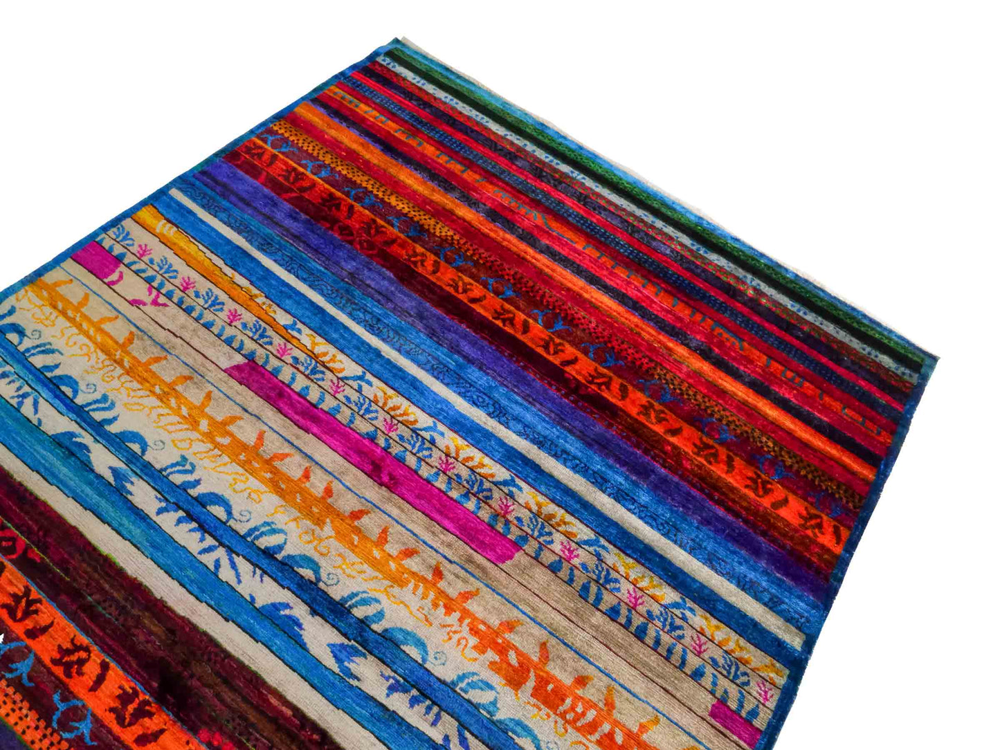 Moderner, handgeknüpfter Indo Loribaft Orientteppich von Khademi aus Sari Seide, rot, mehrfarbig. Geometrisches Nomaden-Design mit Streifen. Von Hand geknüpft in Indien. Größe: 235x175cm. Teppichnummer: KB4-1501. Verkauf durch Jupiter Intl.