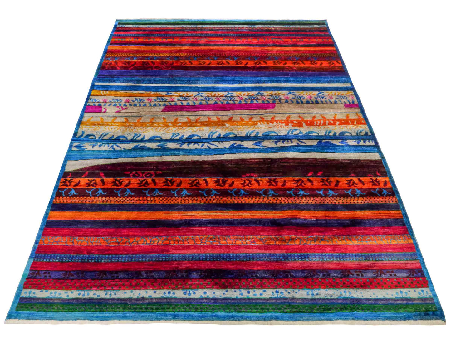 Moderner, handgeknüpfter Indo Loribaft Orientteppich von Khademi aus Sari Seide, rot, mehrfarbig. Geometrisches Nomaden-Design mit Streifen. Von Hand geknüpft in Indien. Größe: 235x175cm. Teppichnummer: KB4-1501. Verkauf durch Jupiter Intl.