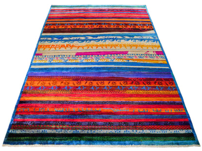 Moderner, handgeknüpfter Indo Loribaft Orientteppich von Khademi aus Sari Seide, rot, mehrfarbig. Geometrisches Nomaden-Design mit Streifen. Von Hand geknüpft in Indien. Größe: 235x175cm. Teppichnummer: KB4-1501. Verkauf durch Jupiter Intl.