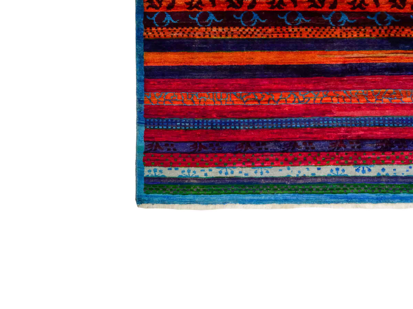 Moderner, handgeknüpfter Indo Loribaft Orientteppich von Khademi aus Sari Seide, rot, mehrfarbig. Geometrisches Nomaden-Design mit Streifen. Von Hand geknüpft in Indien. Größe: 235x175cm. Teppichnummer: KB4-1501. Verkauf durch Jupiter Intl.