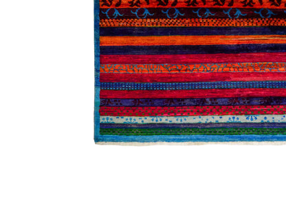 Moderner, handgeknüpfter Indo Loribaft Orientteppich von Khademi aus Sari Seide, rot, mehrfarbig. Geometrisches Nomaden-Design mit Streifen. Von Hand geknüpft in Indien. Größe: 235x175cm. Teppichnummer: KB4-1501. Verkauf durch Jupiter Intl.