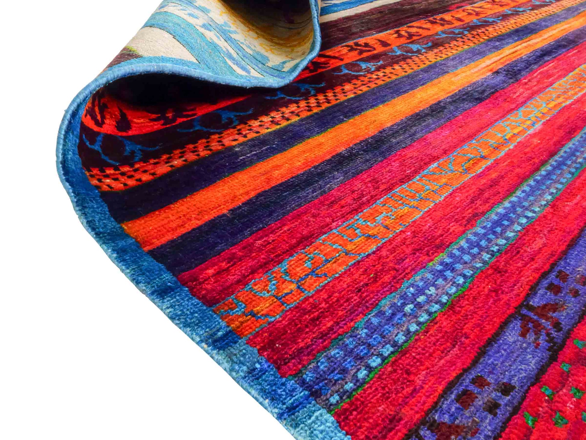 Moderner, handgeknüpfter Indo Loribaft Orientteppich von Khademi aus Sari Seide, rot, mehrfarbig. Geometrisches Nomaden-Design mit Streifen. Von Hand geknüpft in Indien. Größe: 235x175cm. Teppichnummer: KB4-1501. Verkauf durch Jupiter Intl.