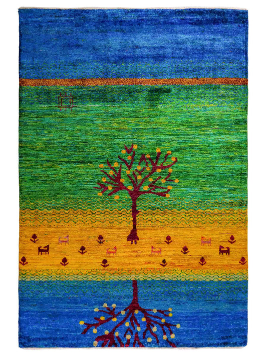 Moderner, handgeknüpfter Indo Loribaft Orientteppich von Khademi aus Sari Seide, blau, grün, gelb. Nomadisches Lebensbaum-Design. Von Hand geknüpft in Indien. Größe: 237x169cm. Teppichnummer: KB4-1503. Verkauf durch Jupiter Intl.