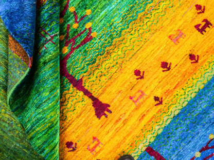 Moderner, handgeknüpfter Indo Loribaft Orientteppich von Khademi aus Sari Seide, blau, grün, gelb. Nomadisches Lebensbaum-Design. Von Hand geknüpft in Indien. Größe: 237x169cm. Teppichnummer: KB4-1503. Verkauf durch Jupiter Intl.