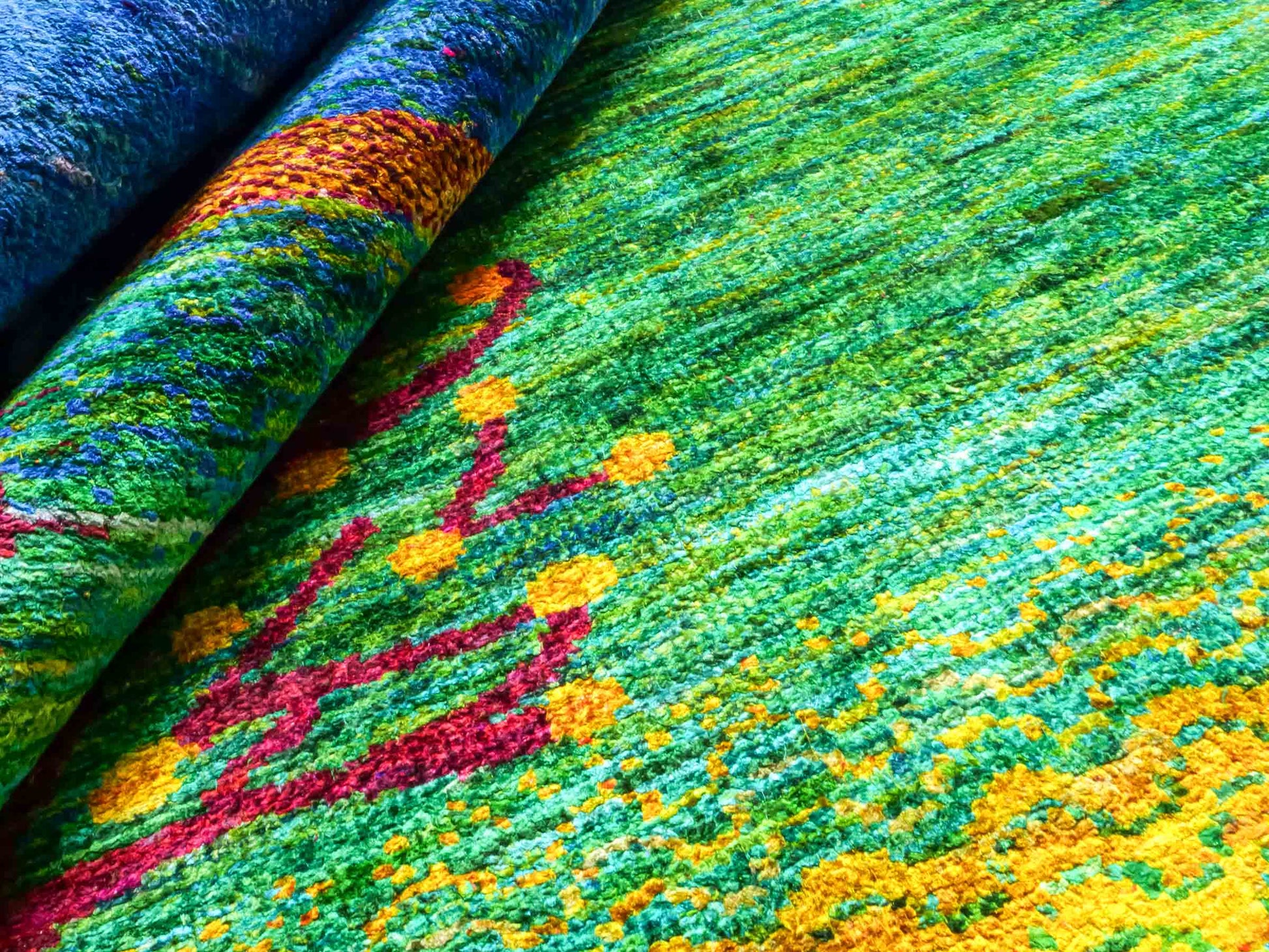 Moderner, handgeknüpfter Indo Loribaft Orientteppich von Khademi aus Sari Seide, blau, grün, gelb. Nomadisches Lebensbaum-Design. Von Hand geknüpft in Indien. Größe: 237x169cm. Teppichnummer: KB4-1503. Verkauf durch Jupiter Intl.