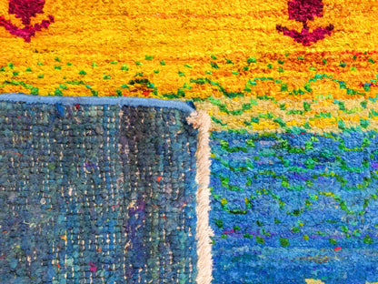 Moderner, handgeknüpfter Indo Loribaft Orientteppich von Khademi aus Sari Seide, blau, grün, gelb. Nomadisches Lebensbaum-Design. Von Hand geknüpft in Indien. Größe: 237x169cm. Teppichnummer: KB4-1503. Verkauf durch Jupiter Intl.