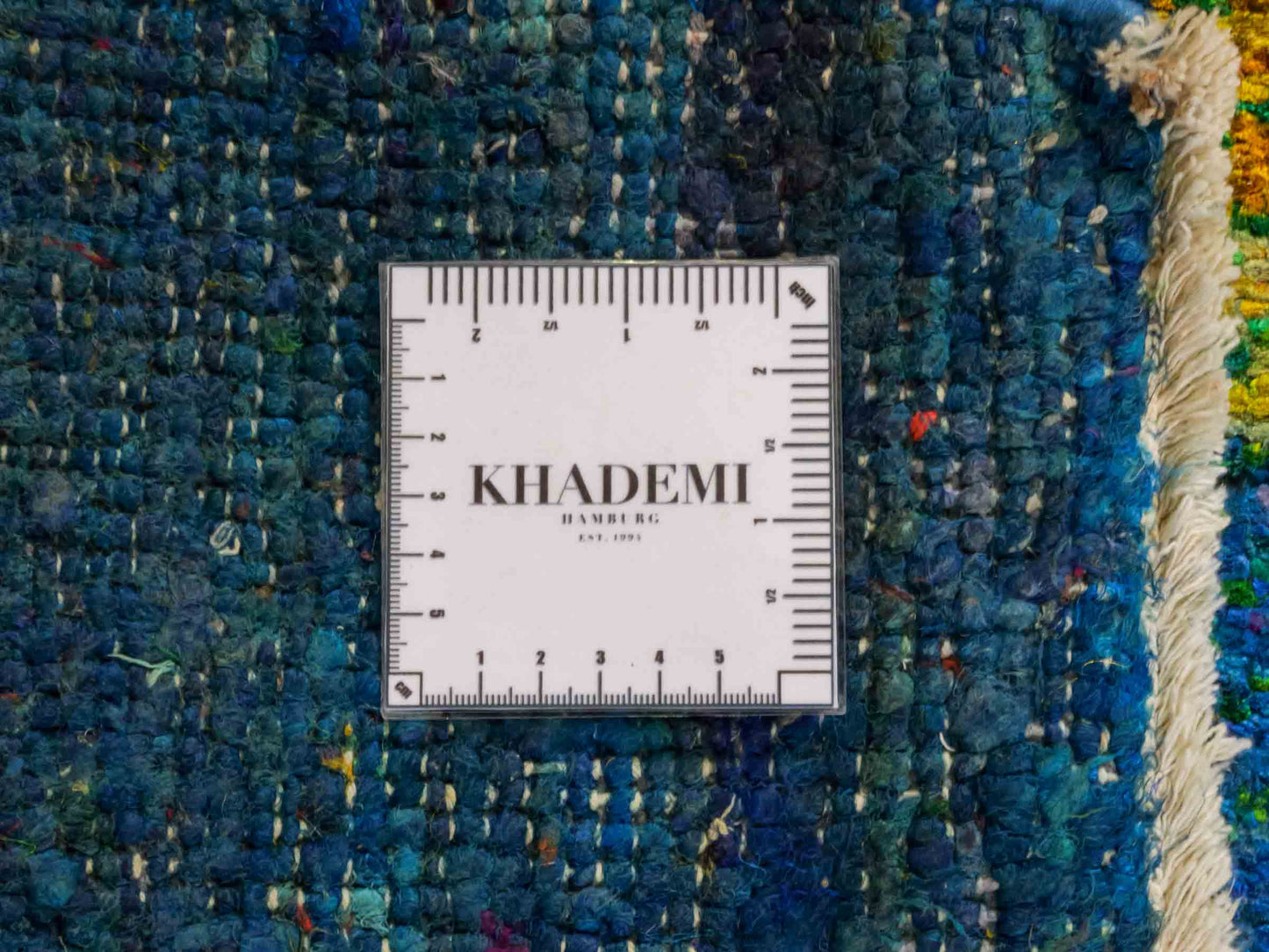 Moderner, handgeknüpfter Indo Loribaft Orientteppich von Khademi aus Sari Seide, blau, grün, gelb. Nomadisches Lebensbaum-Design. Von Hand geknüpft in Indien. Größe: 237x169cm. Teppichnummer: KB4-1503. Verkauf durch Jupiter Intl.