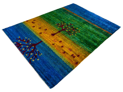 Moderner, handgeknüpfter Indo Loribaft Orientteppich von Khademi aus Sari Seide, blau, grün, gelb. Nomadisches Lebensbaum-Design. Von Hand geknüpft in Indien. Größe: 237x169cm. Teppichnummer: KB4-1503. Verkauf durch Jupiter Intl.